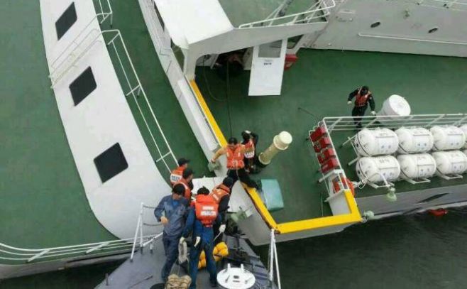 Momento en el que el capit�n del Sewol escapa del barco en pleno hundimiento.. EFE