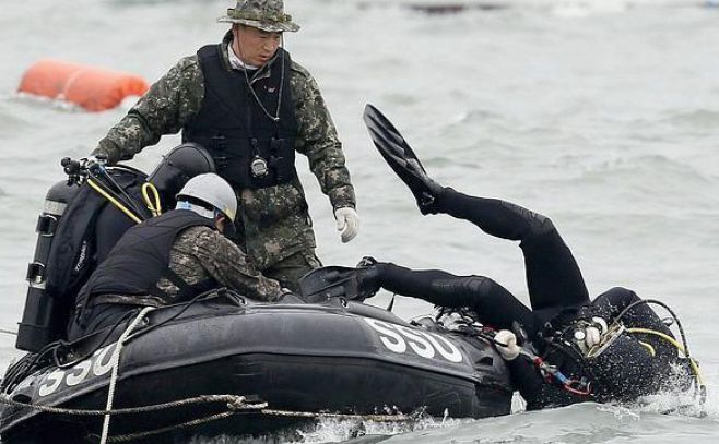 B�squeda de cuerpos en el ferry hundido.. EFE