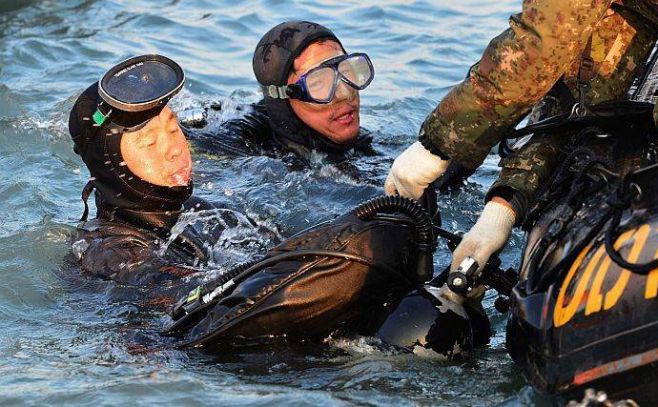 Tareas de rescate de los cuerpos atrapados adentro del ferry.. EFE