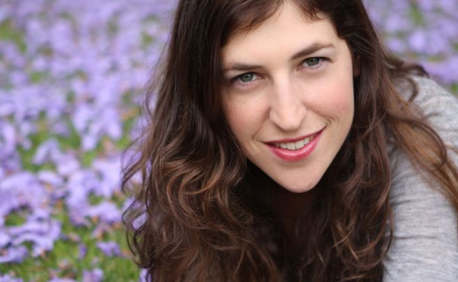 Mayim Bialik defiende lactancia hasta los cuatro años