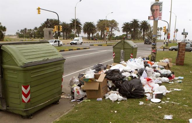 Salud Pblica emite alerta sanitaria por acumulacin de la basura. 