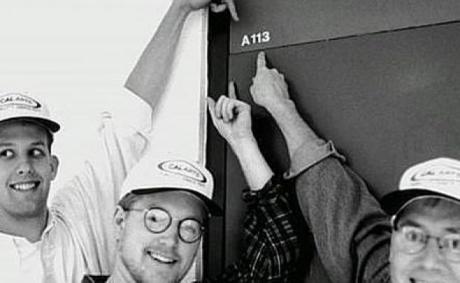 Pete Docter, Andrew Stanton John, Lasseter en la puerta de la ctedra A-113.