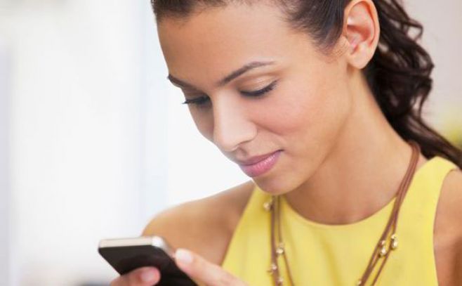 El vicio de mirar el celular aunque no haya sonado