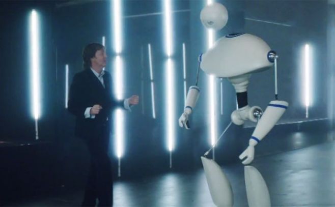 Paul McCartney baila con un robot en su nuevo video