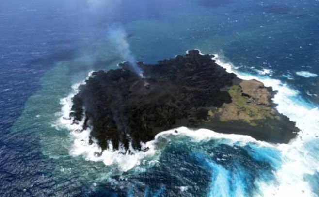 Isla multiplica por cinco su tamaño por erupción volcánica