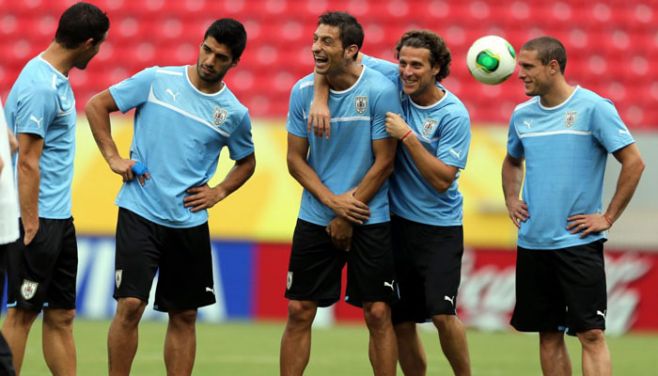 Compa�eros de Su�rez conf�an que estar� en el Mundial.. EFE