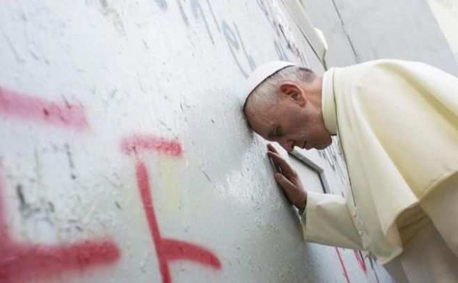 El Papa en su improvisada parada en el muro que separa Israel y Cisjordania. EFE