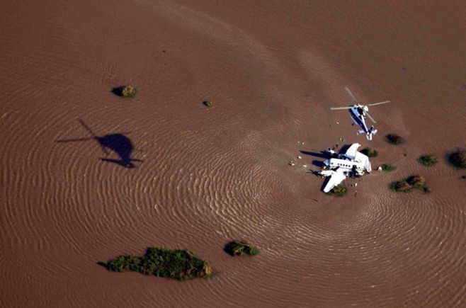 Fotografa cedida por la Fuerza Area Uruguaya donde se ve un helicptero de rescate que sobrevuela el avin argentino que cay a las aguas del Ro de la Plata. EFE