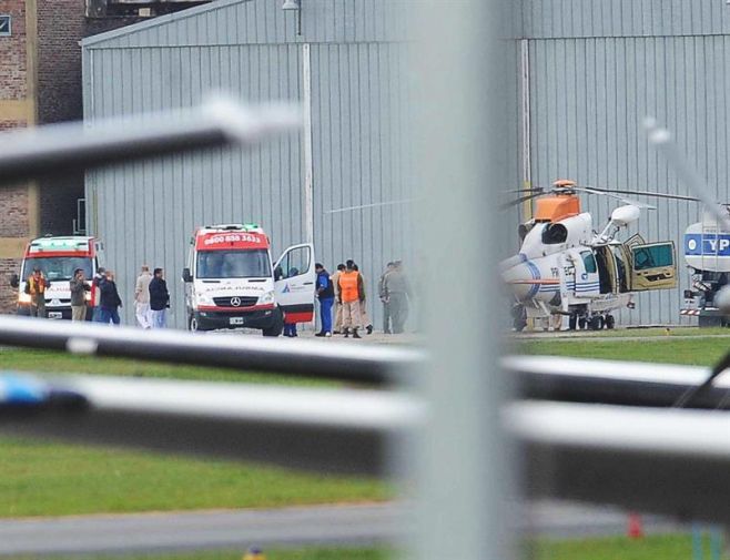 Fotografa de rescatistas luego de visitar el lugar del accidente de una avioneta argentina en aguas del Ro de la Plata.. EFE