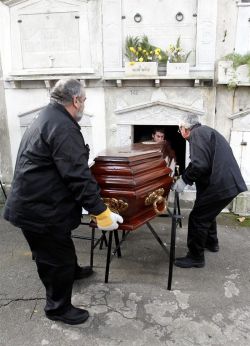 Funcionarios ingresan los restos del escritor uruguayo Mario Benedetti y su esposa Luz Lpez al nicho 148 del Cementerio Central. EFE