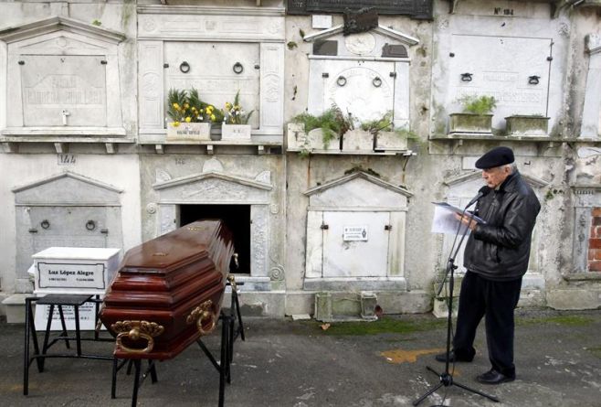 Daniel Viglietti, habla durante la ceremonia de traslado de los restos del escritor Mario Benedetti y su esposa Luz Lpez al nicho 148 del Cementerio Central. EFE