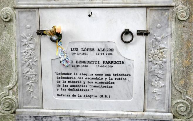 Detalle de la lpida en el nicho 148 del Cementerio Central donde fueron trasladados los restos del escritor uruguayo Mario Benedetti y su esposa Luz Lpez al nicho 148 del Cementerio Central.. EFE