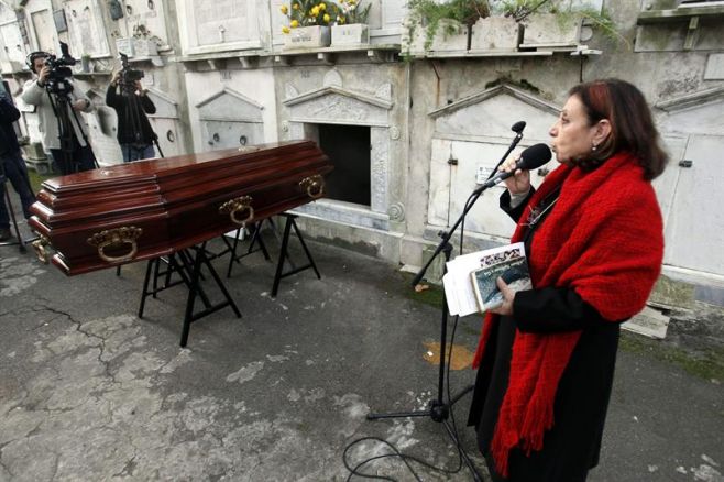 La intendenta de Montevideo Ana Olivera, habla durante la ceremonia de traslado de los restos del escritor Mario Benedetti y su esposa Luz Lpez al nicho 148 del Cementerio Central. EFE