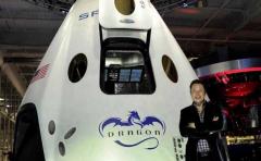 SpaceX presenta nave para llevar astronautas al espacio