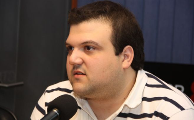 Santiago Caama�o en estudios de El Espectador.. 