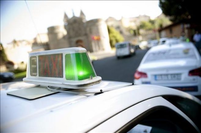 Taxistas protestan contra la aplicación de transporte Uber