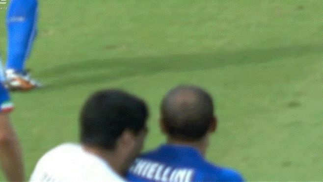 Video que "prueba" que Suárez mordió a Chiellini está trucado