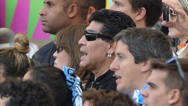 Maradona defiende a Luis Su�rez.. EFE Maradona defiende a Luis Su�rez.. EFE