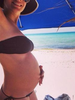 "Pampita" mostró por primera vez su panza de embarazada