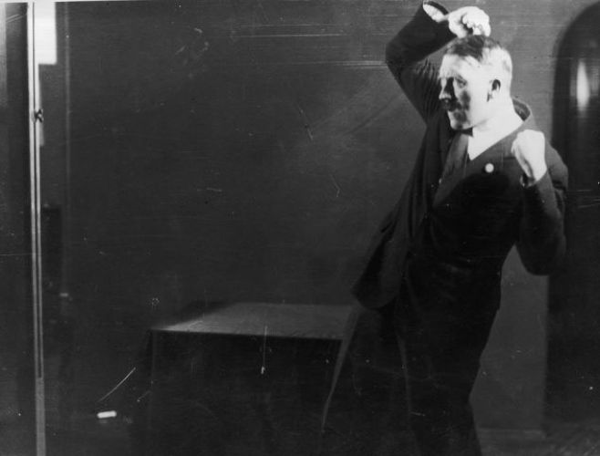 En fotos: así practicaba Adolf Hitler sus discursos. Getty Images