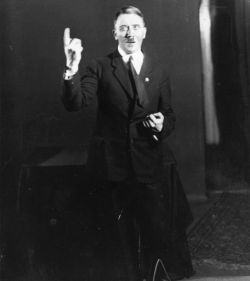 En fotos: así practicaba Adolf Hitler sus discursos. Getty Images