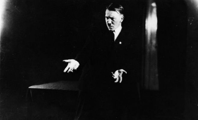 En fotos: así practicaba Adolf Hitler sus discursos. Getty Images