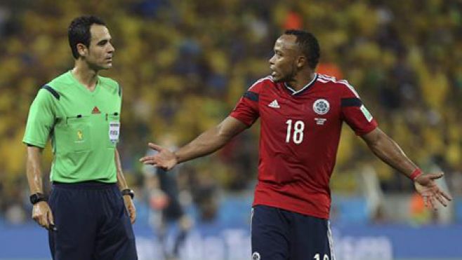 Z��iga habla con el �rbitro espa�ol.. EFE