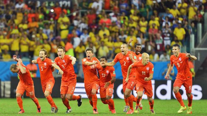 Los jugadores holandeses salen festejando luego de que Krul tapara el �ltimo penal.. EFE