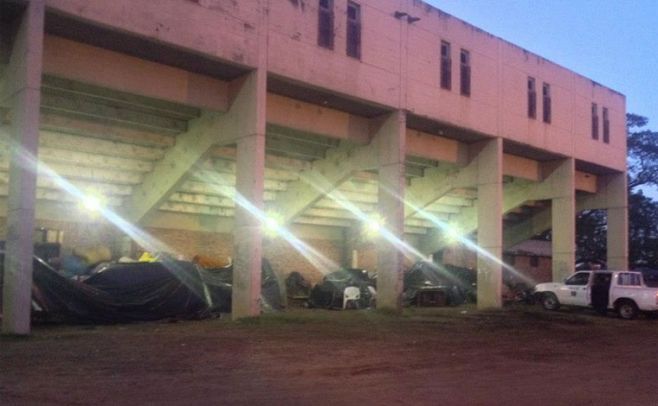 Estadio Bernasconi - all estn los muebles de la gente que ha sido evacuada. Los tienen tapados por grandes telas de plstico negras. Parada al costado hay siempre una camioneta de la polica.. Javier Castro