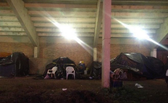 Estadio Bernasconi - all estn los muebles de la gente que ha sido evacuada. Los tienen tapados por grandes telas de plstico negras. Parada al costado hay siempre una camioneta de la polica.. Javier Castro