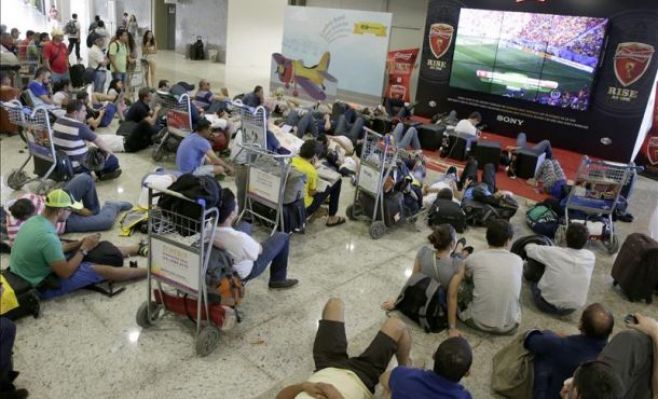 Aficionados miran un partido en el aeropuerto de Confins, en Belo Horizonte.. EFE