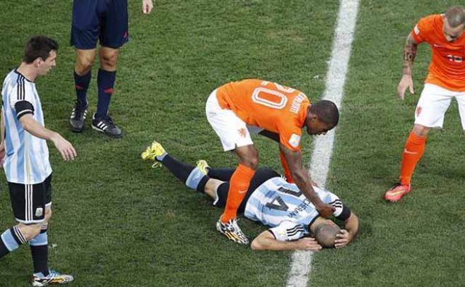  El centrocampista argentino Javier Mascherano es ayudado por el centrocampista holands Georginio Wijnaldum, tras sufrir un golpe en la cabeza, ante el delantero argentino Lionel Messi (i), el centrocampista holands Wesley Sneijder (d) y el rbitro t. EFE