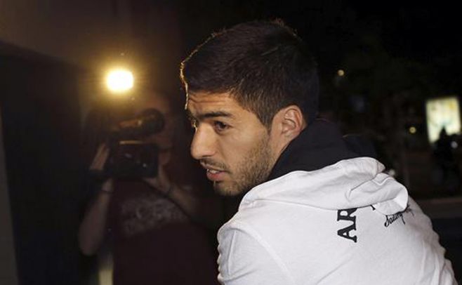 Suárez firmó con el Barça en el Camp Nou a puertas cerradas Suárez firmó con el Barça en el Camp Nou a puertas cerradas