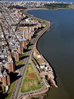 Vista de Rambla Sur y predio de la ex compaa del gas donde se ubicar el museo.. www.museodeltiempo.org.uy