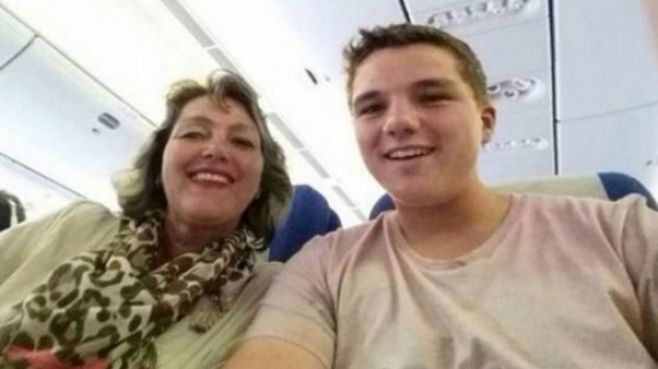 Joven y su madre se sacaron una "selfie" en el MH17 Joven y su madre se sacaron una "selfie" en el MH17