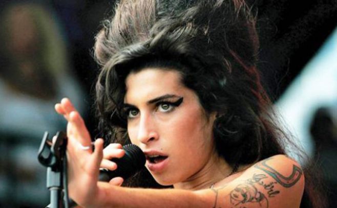 El padre de Amy Winehouse habla con el espíritu de su hija