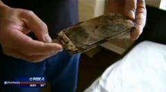 Le explotó el celular debajo de la almohada mientras dormía