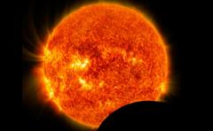 Nasa capta el paso de la Luna por delante del Sol