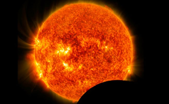 Nasa capta el paso de la Luna por delante del Sol
