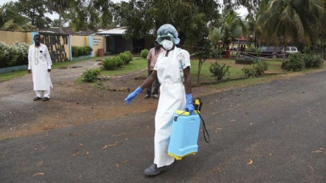 Una enfermera esparce desinfectante en las inmediaciones del hospital de ELWA en Monrovia, en Liberia, en el Occidente de frica, ante los cientos de casos reportados por el bola.. 