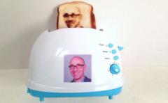 Empresa creó una tostadora que saca selfies