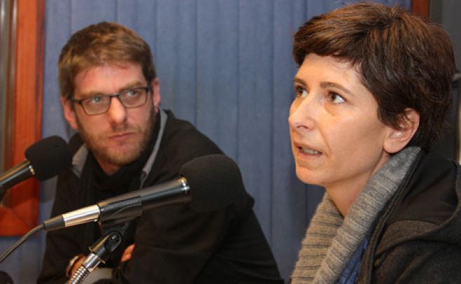 Vernica Cordeiro, curadora de la muestra, y Gabriel Garca, coordinador del Centro de Fotografa de la Intendencia de Montevideo, en estudios de El Espectador.. 