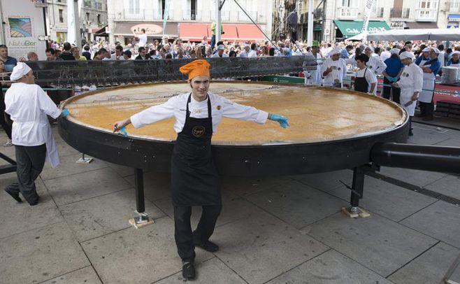 Vitoria hizo la tortilla de papas más grande del mundo