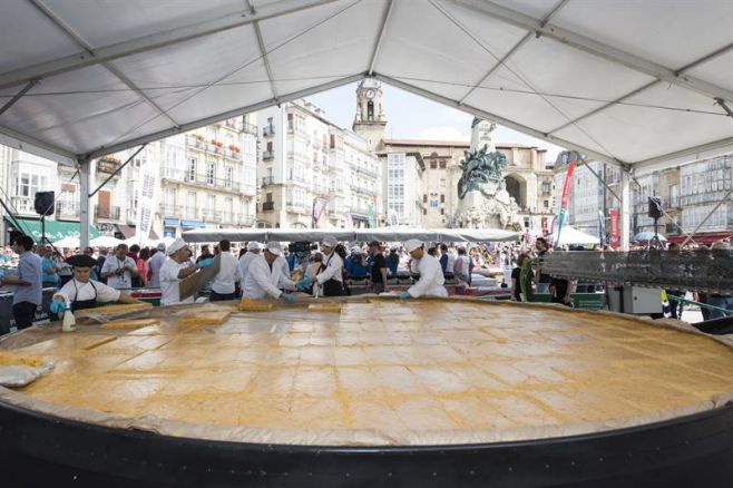 Vitoria hizo la tortilla de papas más grande del mundo