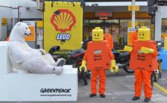 Greenpeace bloquea gasolinera Shell con muñecos Lego