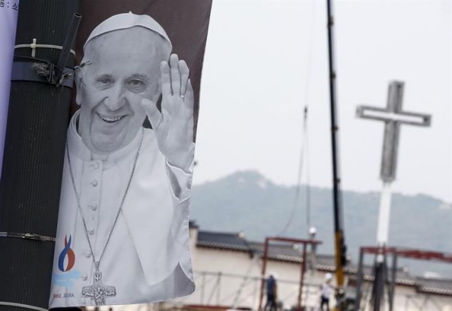 El Papa Francisco emprende su visita a Corea del Sur