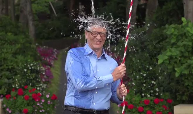 Bill Gates en el momento de arrojarse un balde de agua helada encima. 