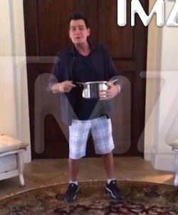 Charlie Sheen cambió las reglas del Ice Bucket Challenge