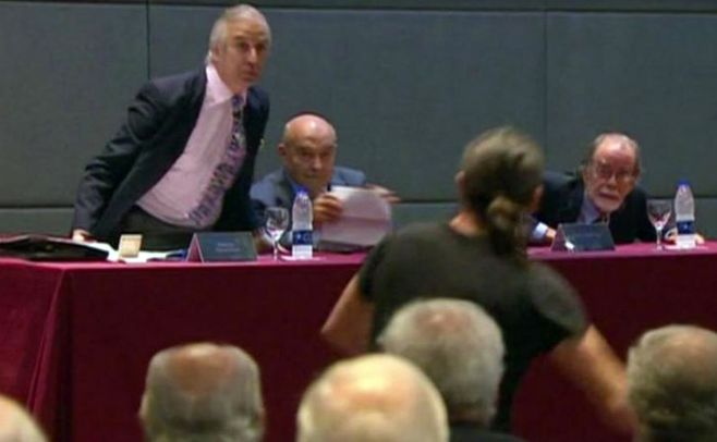 Domingo Cavallo recibido a huevazos en una conferencia