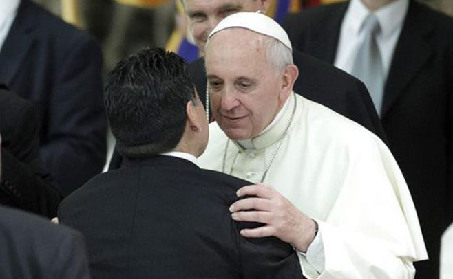 Diego Maradona al ver al Papa: "Dos potencias se saludan"